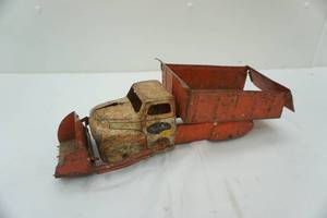 lot 98 image: AntiqueVintage Wyandotte Truck. 15 long