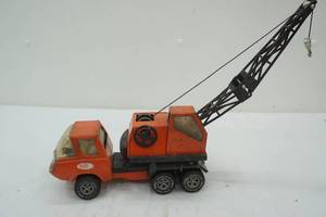 lot 101 image: AntiqueVintage Tonka Crane Truck. 9 long