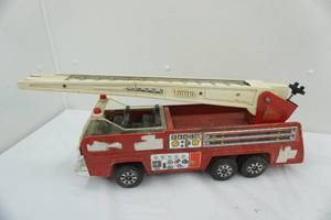 lot 105 image: AntiqueVintage Tonka Fire Truck 20 long