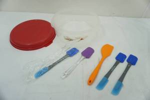 lot 131 image: Rubbermaid Servin Saver 22 cup round & spatulas