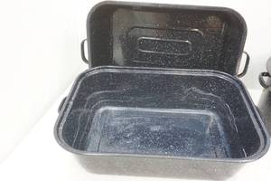 lot 199 image: Graniteware enamelware roasting pans