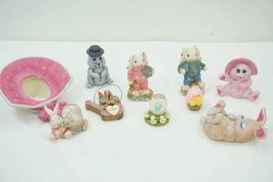 lot 204 image: Easter Bunny Lot - ceramic decor