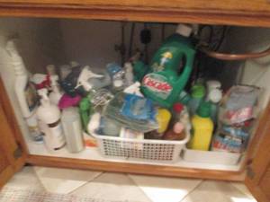 lot 105 image: Lot of cleaning and kitchen supplie...