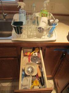 lot 106 image: Dish drainer, cleaners and kitchen ...