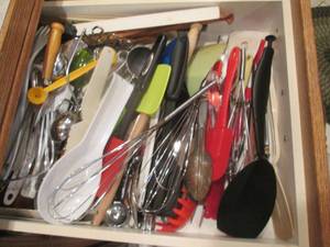 lot 113 image: Drawer filled with kitchen utinsels...