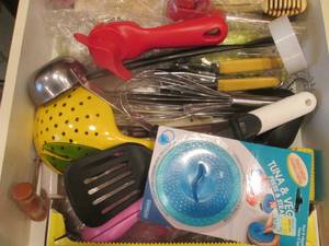 lot 116 image: Drawer filled with kitchen utinsels...
