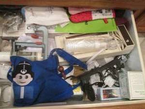 lot 117 image: Drawer of kitchen gadgets some of t...