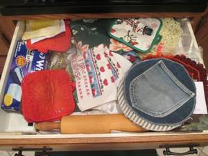 lot 119 image: Potholders, rolling pin, kitchen ga...