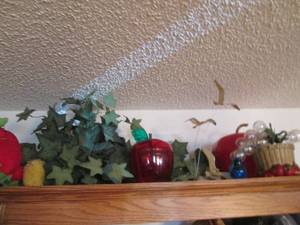 lot 130 image: Apple themed decor...