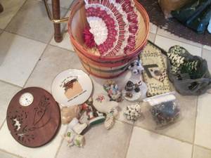 lot 170 image: Bushel baskets plus nik naks and ho...