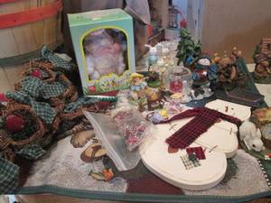 lot 171 image: Large lot of assorted holiday home ...