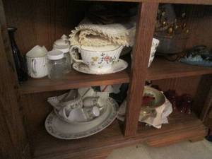 lot 180 image: Fine China Serving pieces, misc tab...