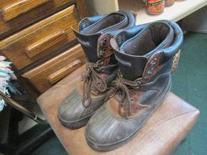 lot 305 image: Mens size 10 Thinsulate winter boo...