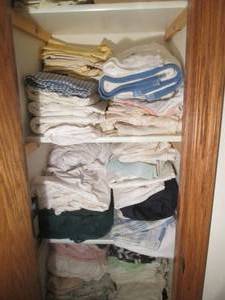 lot 315 image: Bath towels, wash cloths, bed linen...