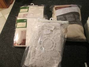 lot 317 image: Table cloth, runners and ironing bo...