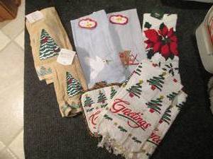 lot 323 image: Variety of new holiday hand and fin...