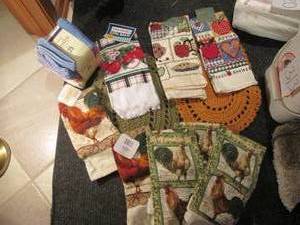 lot 324 image: Knit place mats, bundle of wash clo...