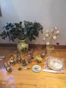 lot 19 image: Sea shells, ceramic figurines and E...