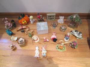 lot 27 image: Assortment of household decor...