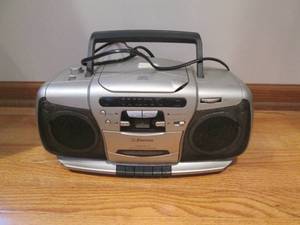 lot 33 image: Emerson AMFM CDCassette Radio...