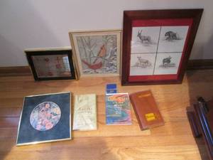 lot 35 image: Lot of assorted wall decor and read...