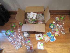 lot 40 image: Box of small themed craft accessori...