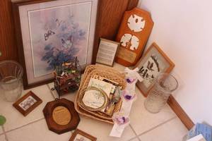 lot 207 image: small lot of wall hanging decor and...
