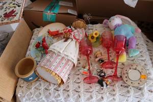 lot 249 image: miscellaneous home decor, puzzles, ...