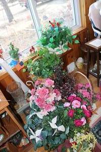 lot 264 image: lot of artificial flowers...