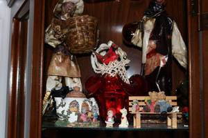lot 276 image: miscellaneous decor and trinkets...