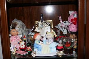 lot 277 image: miscellaneous decor and trinkets...