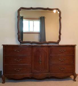 lot 21 image: Bassett 6 Drawer Dresser with Middle Cabinet & Mirror