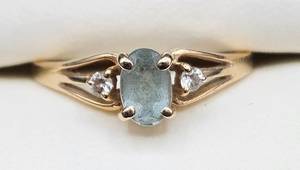 lot 5 image: 14K Gold Ring with Semi Precious Stone Size 6.5