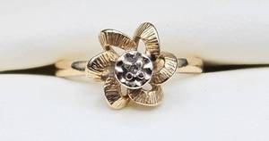 lot 6 image: 14K Gold Ring  Size 4.75