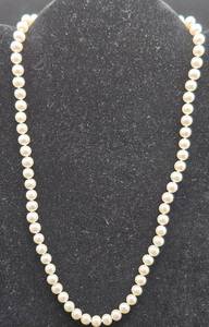 lot 8 image: Cultured Pearl Necklace with 10K Gold Clasp 18 L