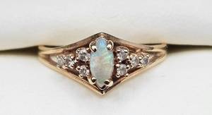 lot 9 image: 10K Gold Ring with Opal Size 6.5