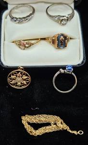 lot 7 image: Collection of 10K Gold