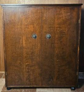 lot 79 image: Vintage Wooden Craft Cabinet