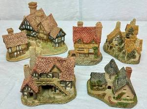 lot 70 image: David Winter Miniature Cottages Collection II