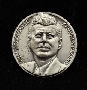 lot 16 image: JFK Commemorative Inauguration Medal