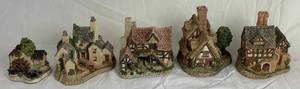 lot 69 image: David Winter Miniature Cottages Collection