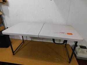 lot 26 image: Lifetime 4 Table w Extendable Legs