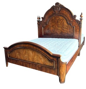 lot 13 image: Henredon King Fine Mahogany Veneer Bed Frame