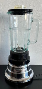 lot 109 image: Kitchen Classic Blender by Waring Model 51BL16
