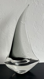 lot 146 image: Gorgeous Murano Art Glass Sailboat Sculpture