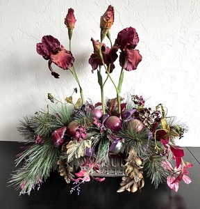 lot 160 image: Lovely Floral Centerpiece