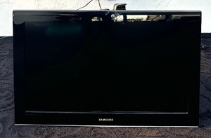 lot 174 image: Samsung 31 Inch TV Model LN-32A550P3F