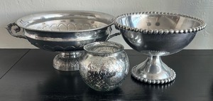 lot 195 image: Two Pretty Pedestal Bowls and Shimmering Vase