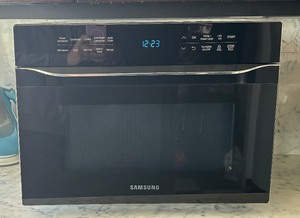 lot 198 image: Samsung Microwave