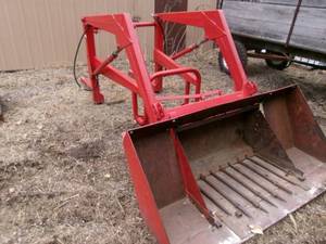 lot 4 image: Hydraulic Loader off of a Ford Tractor
